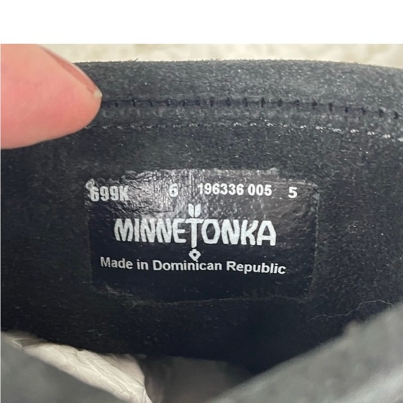 Minnetonka Hello Kitty Limited Edition Booties Black Suede Leather NWT SZ 6 Rare - Picture 4 of 6